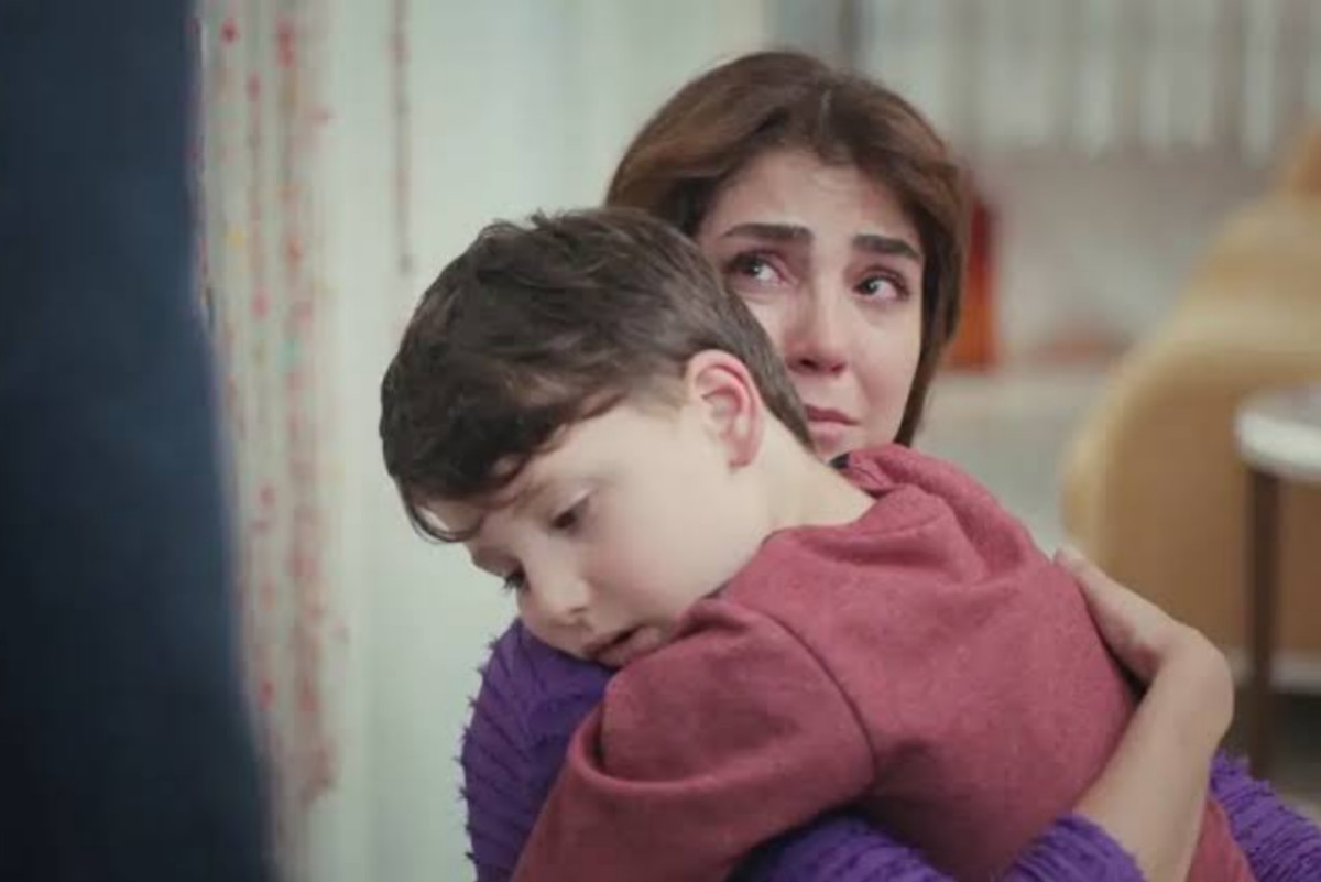 Ceyda abraça Arda em cena emocionante após descobrir que ele não é seu filho biológico