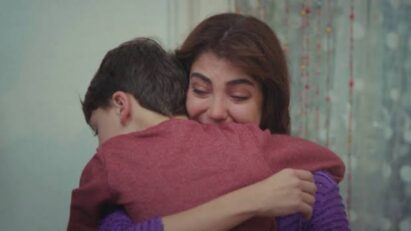 Ceyda, ao receber a notícia, celebra a vitória e a segurança de Arda.