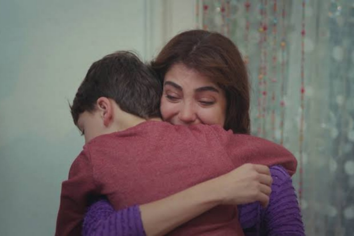 Ceyda, ao receber a notícia, celebra a vitória e a segurança de Arda.