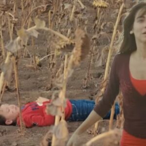 Ceyda chora desesperada segurando a foto de Arda