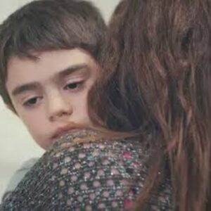 Ceyda e Satilmis em um momento de emoção.