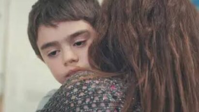 Ceyda e Satilmis em um momento de emoção.