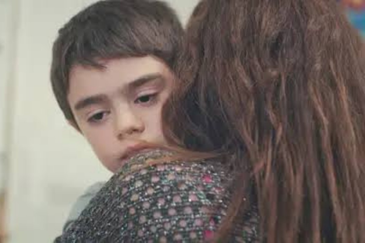 Ceyda e Satilmis em um momento de emoção.
