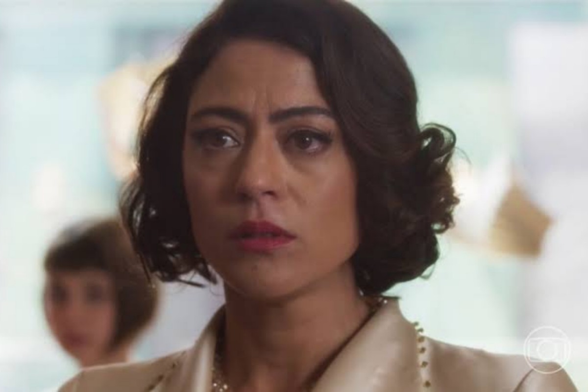 Clarice assustada ao ouvir que Valéria está morta em cena de Garota do Momento.