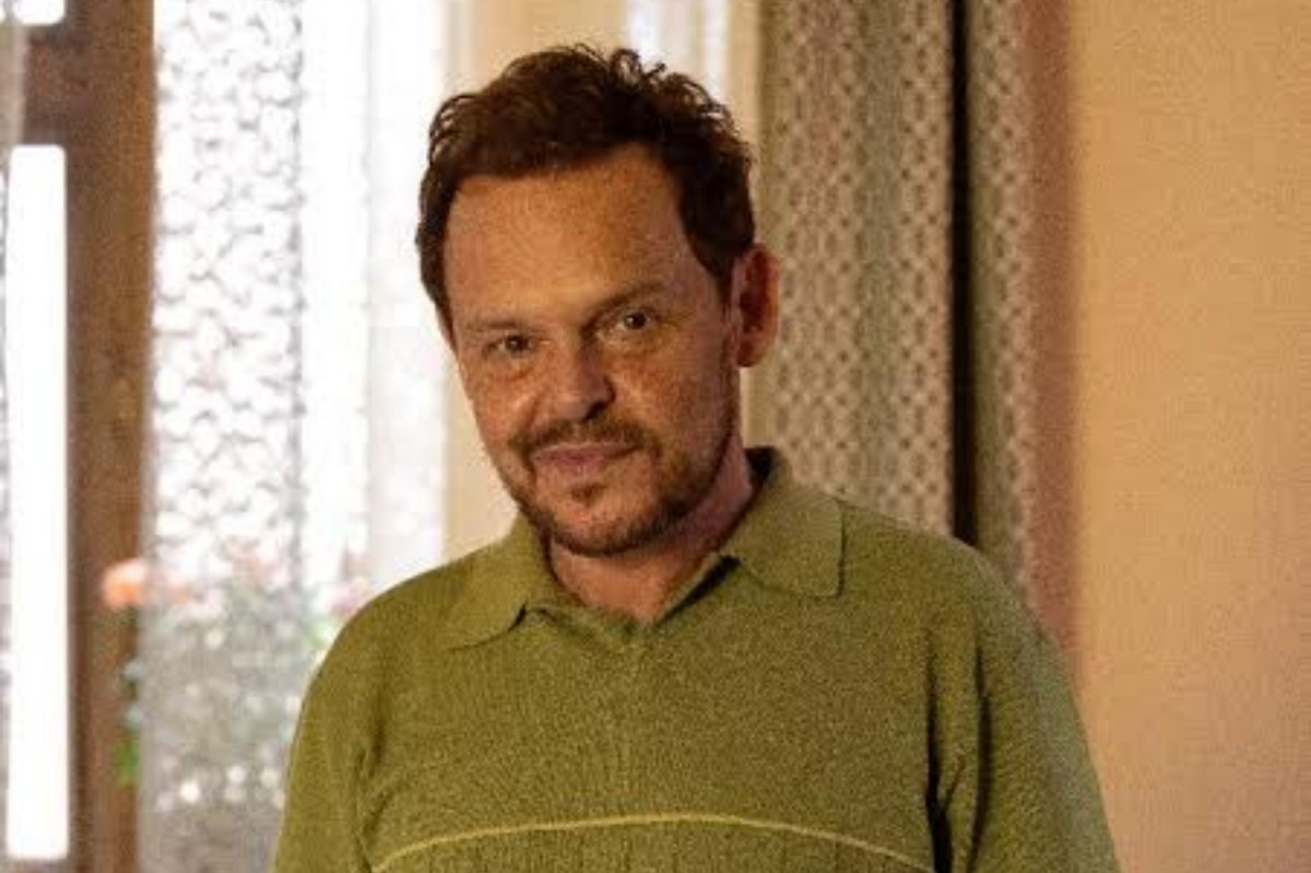 Close-up de Poliana (Matheus Nachtergaele) sorrindo em "Vale Tudo".