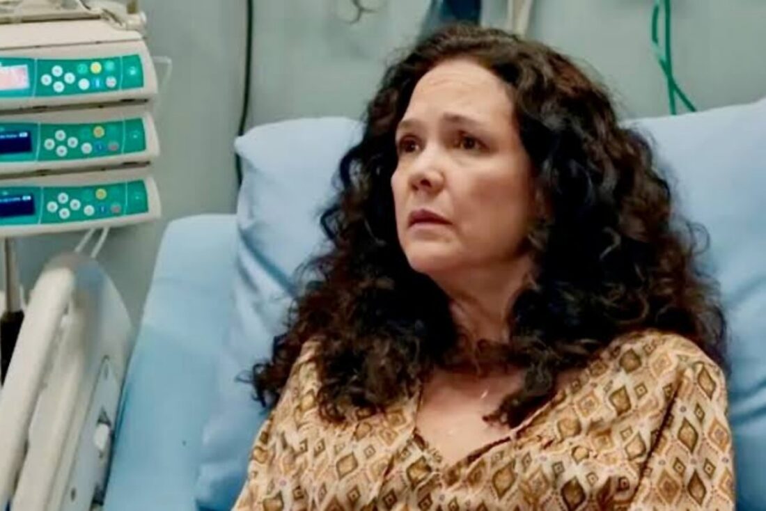 Doralice (Tereza Seiblitz) no leito do hospital, aguardando o transplante em "Volta por Cima".