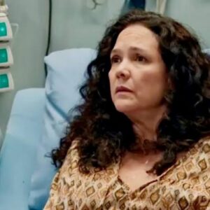 Doralice (Tereza Seiblitz) no leito do hospital, aguardando o transplante em "Volta por Cima".