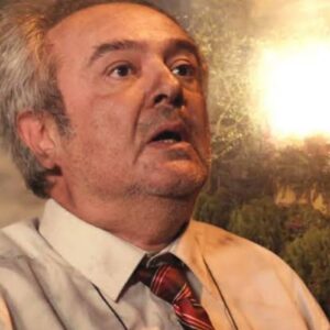 alt="Enver (Şerif Erol) sofrendo com a perda de Hatice em Força de Mulher"