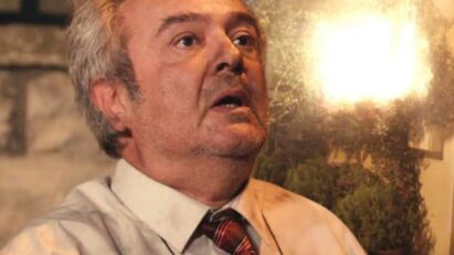 alt="Enver (Şerif Erol) sofrendo com a perda de Hatice em Força de Mulher"