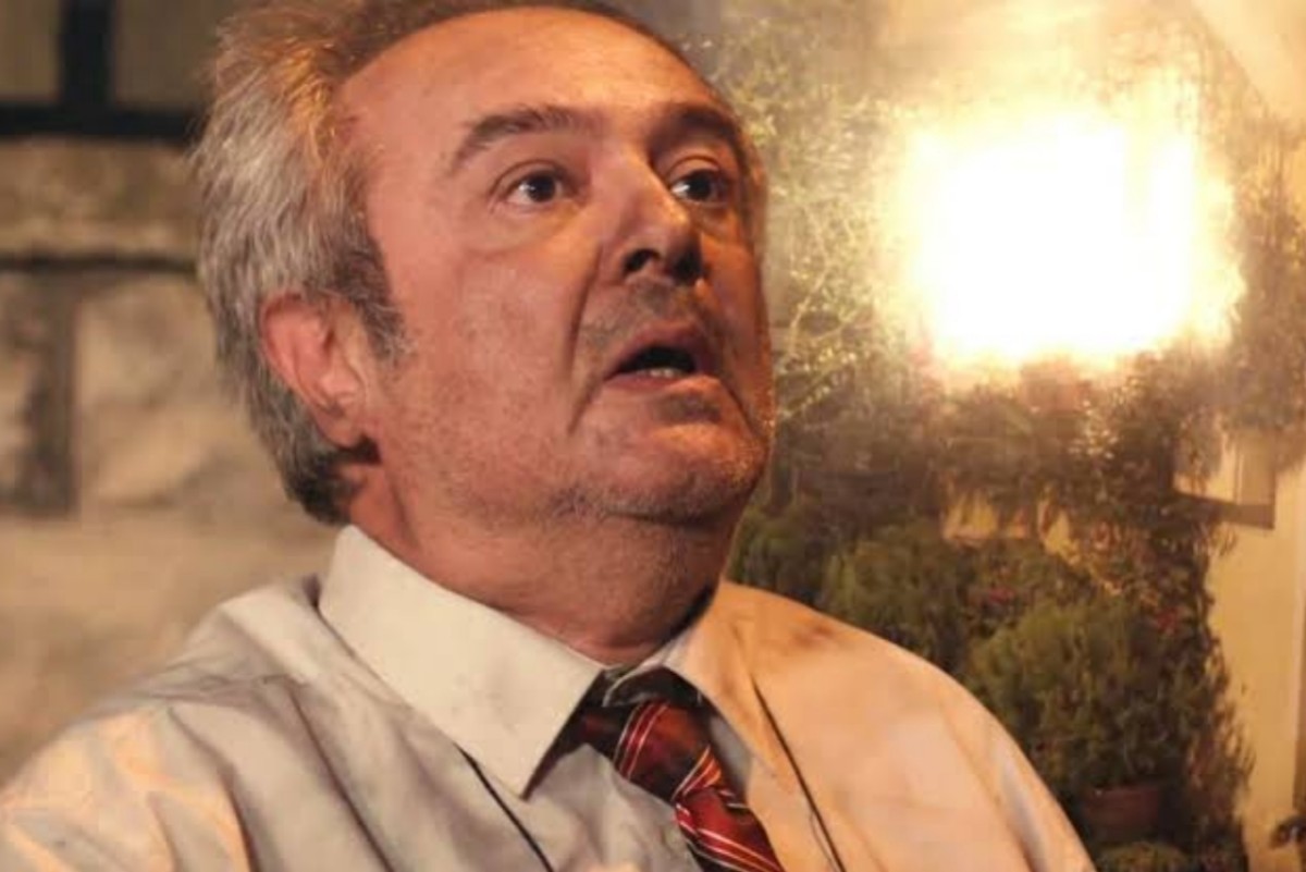 alt="Enver (Şerif Erol) sofrendo com a perda de Hatice em Força de Mulher"