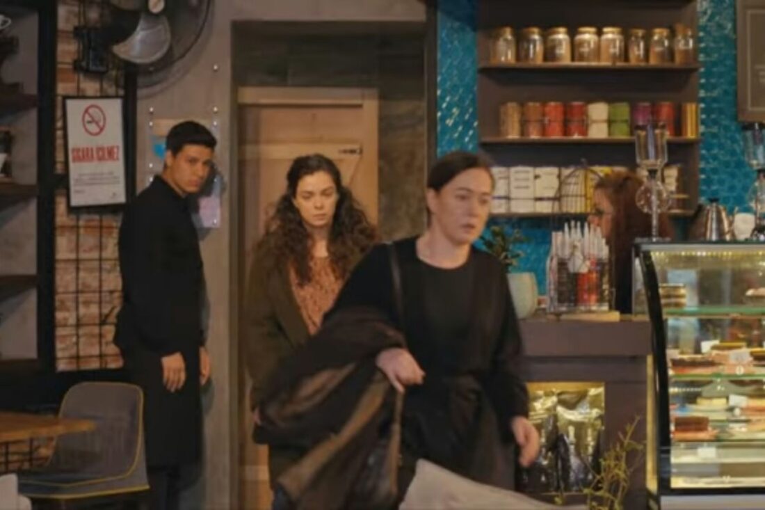 Bahar e Hatice chorando após expulsão do café em Força de Mulher