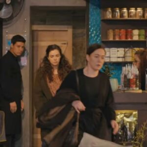 Bahar e Hatice chorando após expulsão do café em Força de Mulher