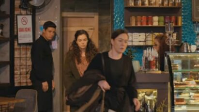Bahar e Hatice chorando após expulsão do café em Força de Mulher