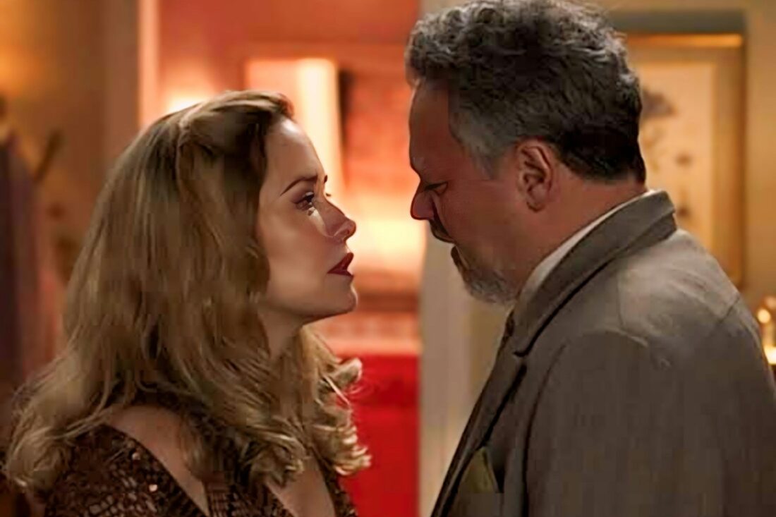 Lígia acaricia a barriga, emocionada, ao descobrir que está grávida em cena da novela Garota do Momento.