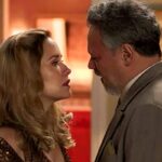 Lígia acaricia a barriga, emocionada, ao descobrir que está grávida em cena da novela Garota do Momento.