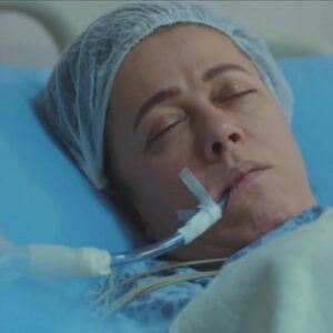 "Hatice em estado grave sendo atendida às pressas no hospital"
