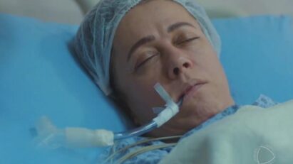 "Hatice em estado grave sendo atendida às pressas no hospital"