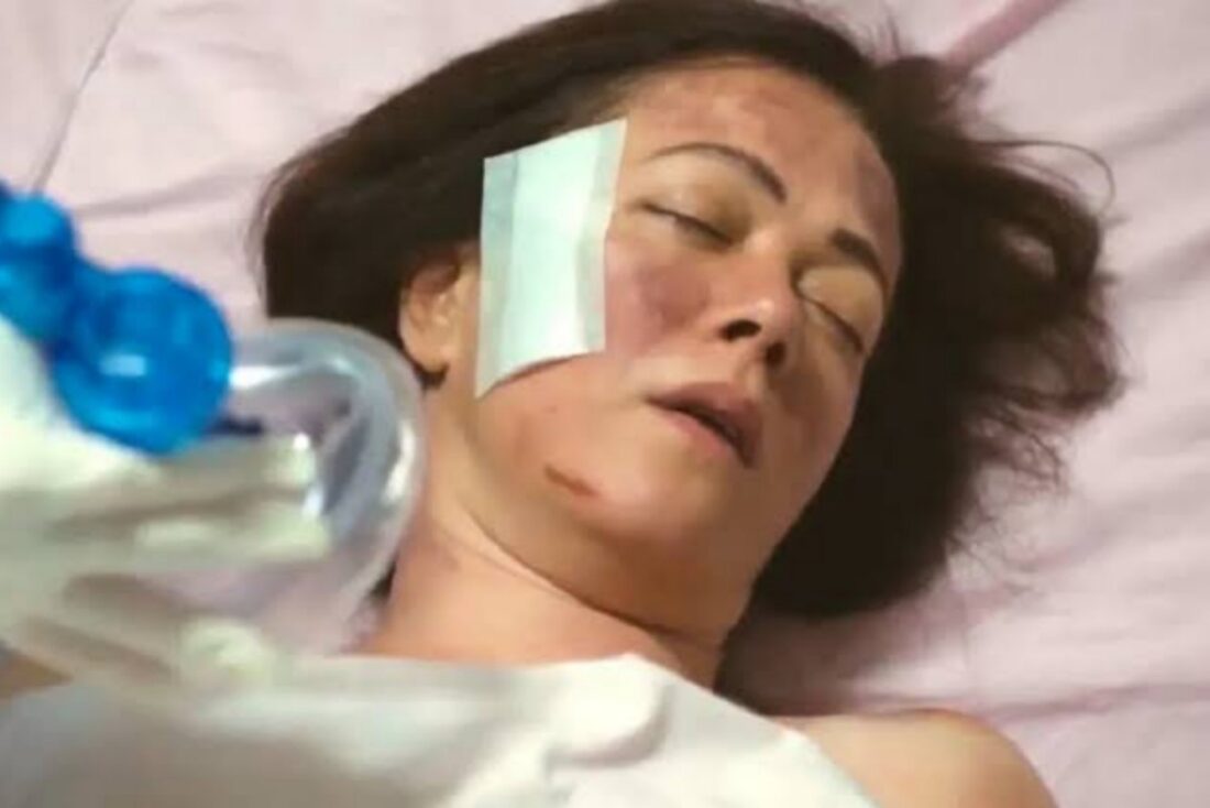 Hatice deitada no hospital em Força de Mulher, momentos antes de sua morte.