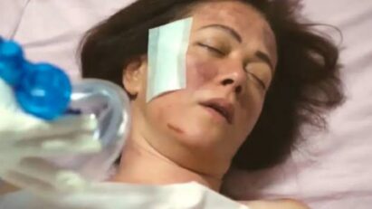 Hatice deitada no hospital em Força de Mulher, momentos antes de sua morte.