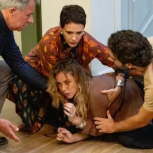 Heleninha embriagada protagoniza escândalo após cair no chão durante brinde em "Vale Tudo".