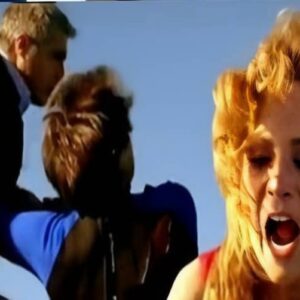 Jerônimo luta com Augusto no barco para salvar Renata em Quando Me Apaixono.