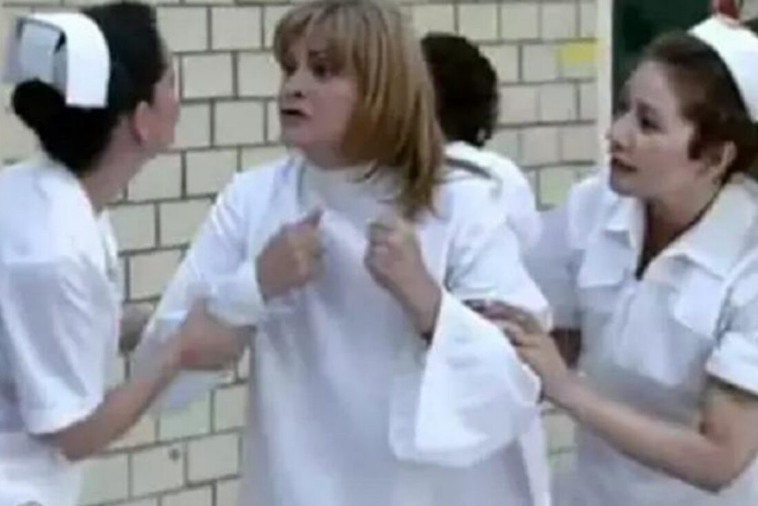 Josefina surtando no manicômio após ver o fantasma da filha Roberta