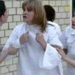 Josefina surtando no manicômio após ver o fantasma da filha Roberta