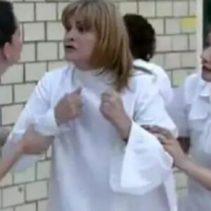 Josefina surtando no manicômio após ver o fantasma da filha Roberta