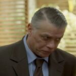 Juliano (Fábio Assunção) com uma expressão desconfiada em "Garota do Momento"