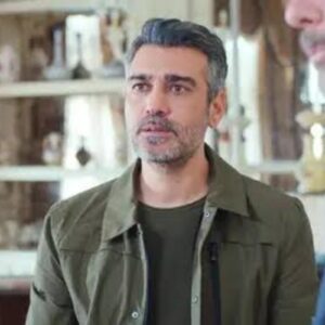 Sarp encara Nezir durante encontro tenso em cena da novela Força de Mulher, momentos antes de receber proposta surpreendente.