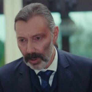 Imagem de Nezir encarando Suat em Força de Mulher momentos antes da execução