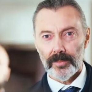 Nezir encara Suat com expressão de fúria em sua mansão, cena decisiva do capítulo de Força de Mulher.