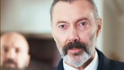 Nezir encara Suat com expressão de fúria em sua mansão, cena decisiva do capítulo de Força de Mulher.