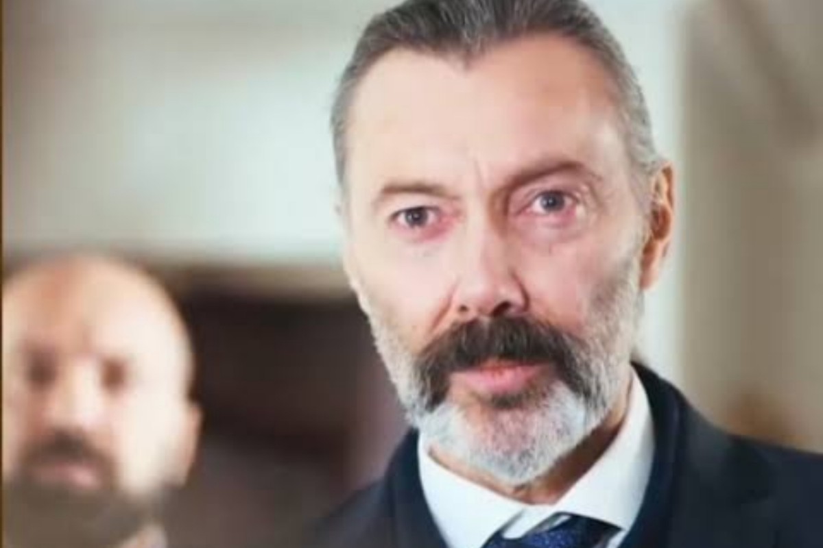 Nezir encara Suat com expressão de fúria em sua mansão, cena decisiva do capítulo de Força de Mulher.