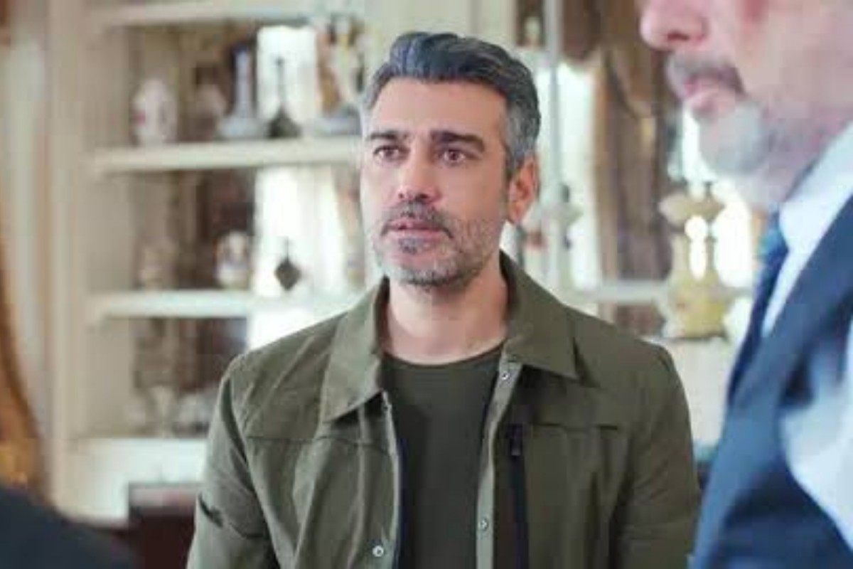 Sarp encara Nezir durante encontro tenso em cena da novela Força de Mulher, momentos antes de receber proposta surpreendente.