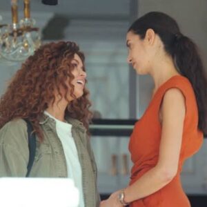 Sirin furiosa confrontando Piril em cena tensa da novela Força de Mulher.