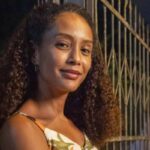 alt=Raquel (Taís Araújo) olhando para a mala misteriosa em Vale Tudo
