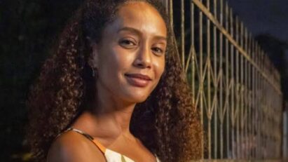 alt=Raquel (Taís Araújo) olhando para a mala misteriosa em Vale Tudo