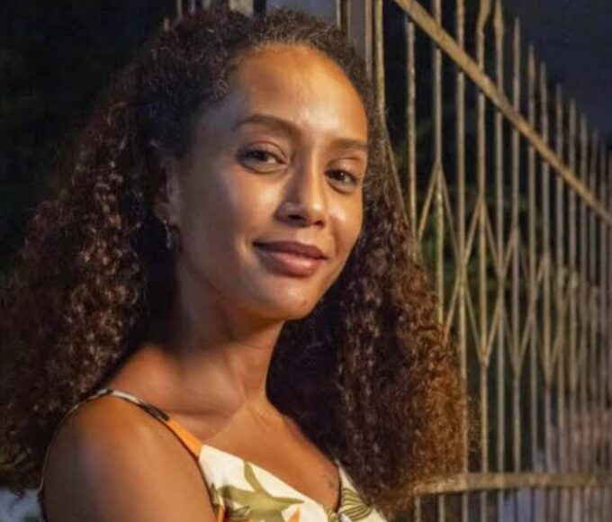 alt=Raquel (Taís Araújo) olhando para a mala misteriosa em Vale Tudo