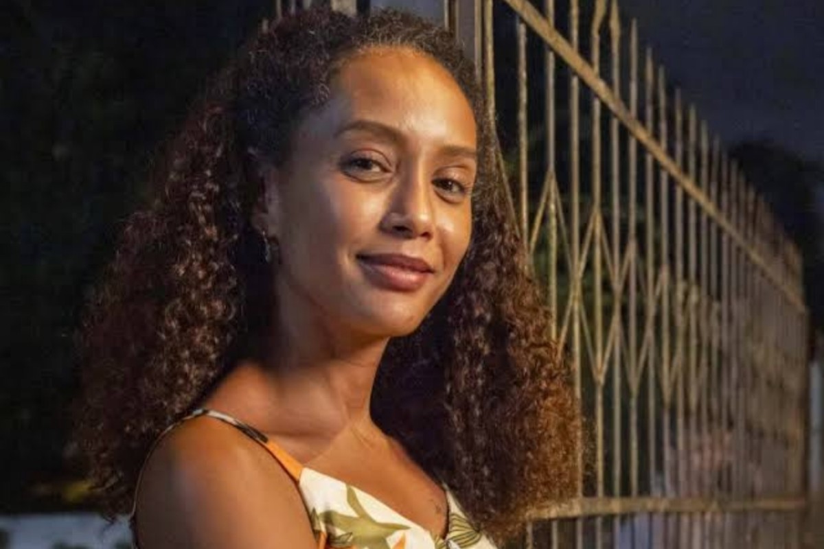 alt=Raquel (Taís Araújo) olhando para a mala misteriosa em Vale Tudo