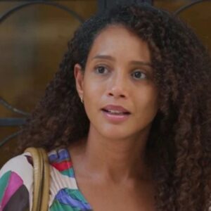 Rubinho sofre ataque cardíaco em jatinho e morre, deixando Raquel envolvida em escândalo milionário na novela Vale Tudo.