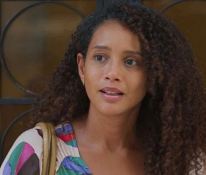 Rubinho sofre ataque cardíaco em jatinho e morre, deixando Raquel envolvida em escândalo milionário na novela Vale Tudo.