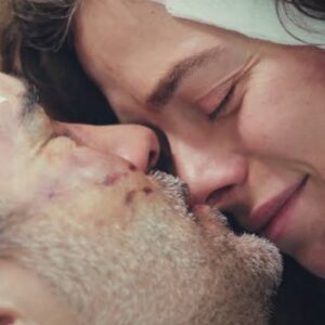 Bahar emocionada abraça Sarp após reconciliação em Força de Mulher