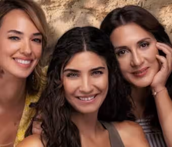 Cena com as três protagonistas em Ayvalık