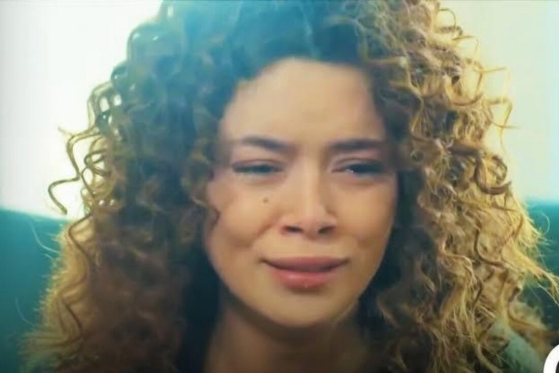 Sirin chorando diante de Bahar no hospital.