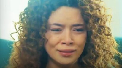Sirin chorando diante de Bahar no hospital.