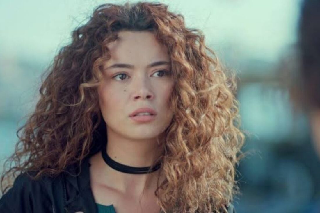 Sirin chora ao ser expulsa pelos pais em Força de Mulher