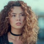 Sirin chora ao ser expulsa pelos pais em Força de Mulher