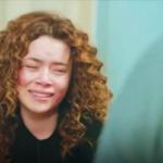 Sirin chorando no hospital, implorando perdão para Bahar em Força de Mulher