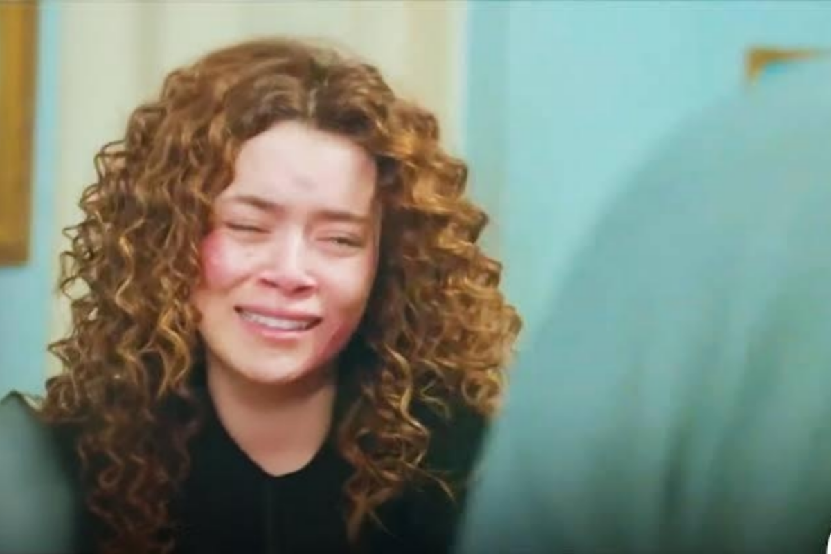 Sirin chorando no hospital, implorando perdão para Bahar em Força de Mulher